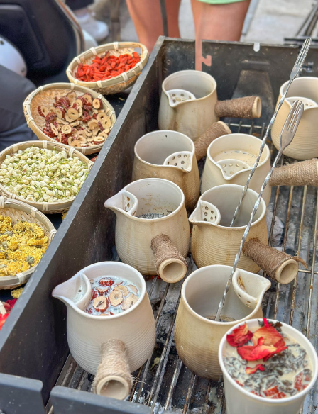 Những ngày gần đây trên các diễn đàn mạng xã hội lan truyền loạt ảnh về việc giới trẻ Hà Nội xếp hàng dài đợi mua trà sữa nướng đất nung Vân Nam. Ảnh: Dinh Hoang Phuong Thao