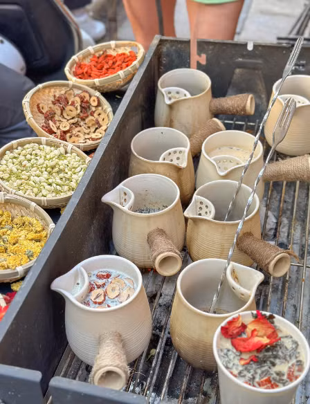 Những ngày gần đây trên các diễn đàn mạng xã hội lan truyền loạt ảnh về việc giới trẻ Hà Nội xếp hàng dài đợi mua trà sữa nướng đất nung Vân Nam. Ảnh: Dinh Hoang Phuong Thao