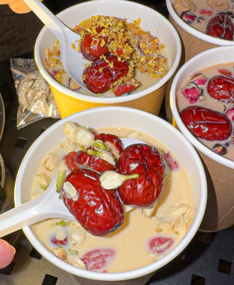 Thành phần tạo ra cốc trà sữa nướng được quán giới thiệu là "100% thiên nhiên", sử dụng các loại hoa khô, thảo mộc, táo đỏ, kỷ tử… có lợi cho sức khỏe, đặc biệt là phái đẹp. Ảnh: Linh Tea