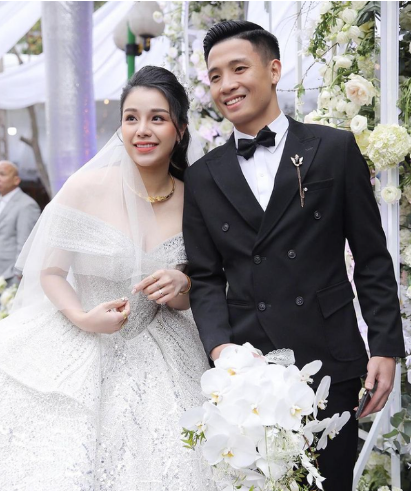 Chuyện tình cảm của các cầu thủ luôn nhận được sự quan tâm từ người hâm mộ, đặc biệt là nhan sắc dàn WAG Việt trong ngày trọng đại càng khiến netizen “đứng ngồi không yên”.