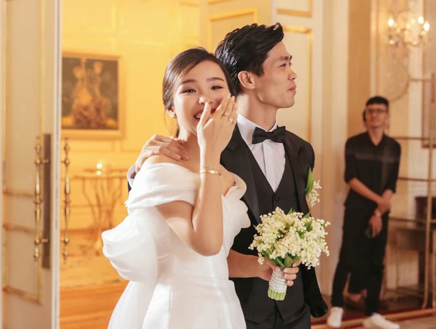 Chiếc váy được làm từ chất liệu lụa satin cao cấp, cũng là một thiết kế độc quyền cho Viên Minh. Ảnh: Tổng hợp