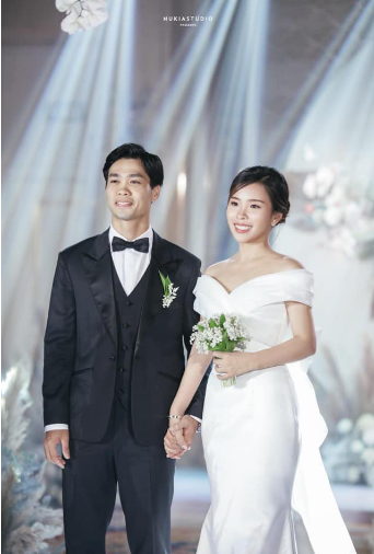 Viên Minh - bà xã Công Phượng lại ưu tiên những chiếc váy đơn giản, không quá cầu kỳ.