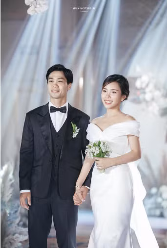 Viên Minh - bà xã Công Phượng lại ưu tiên những chiếc váy đơn giản, không quá cầu kỳ.