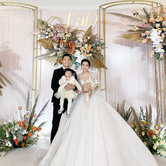 Trong tiệc cưới tại Bắc Ninh vợ cầu thủ Bùi Tiến Dũng diện váy cưới trị giá 800 triệu đồng. Trong buổi tiệc ở Hà Nội, Khánh Linh diện chiếc váy khác được đính 7 loại đá Swarovski có 7 sắc độ ánh sáng khác nhau, tổng trị giá 500 triệu đồng.