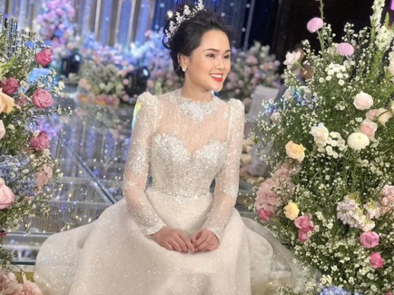 Váy cưới của "công chúa béo" được đính kết 1.000 viên Swarovski nhập từ Áo ở phần cổ áo. Tổng số hạt đá pha lê đính trên thân váy là 8.000 viên. Theo tiết lộ, bộ váy này của Quỳnh Anh có giá lên tới 1 tỷ đồng.