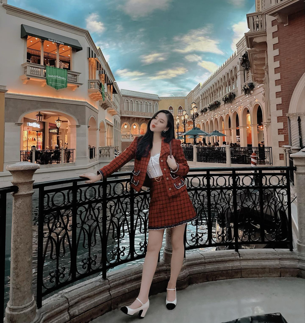 Sở hữu gương mặt xinh đẹp, vóc dáng thon gọn, Thảo Nguyên tự tin diện những thiết kế tôn dáng đẹp ngọt ngào, gợi cảm trong chừng mực.