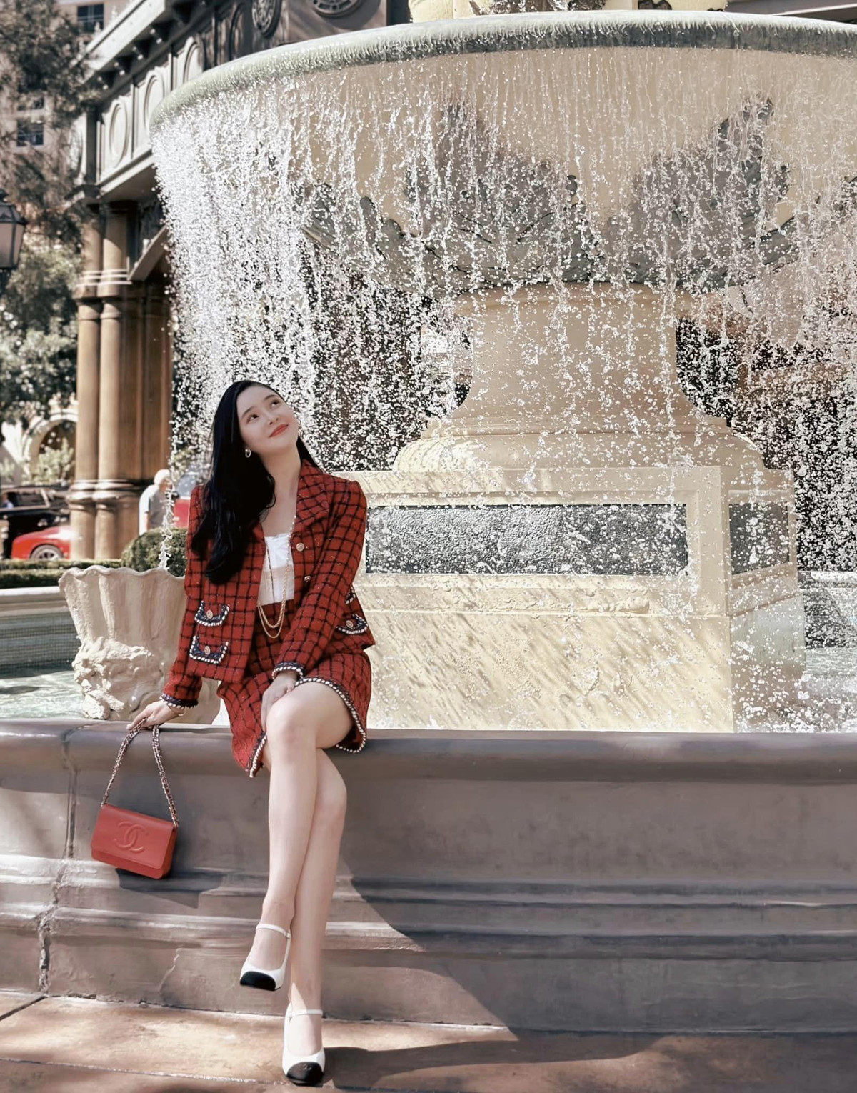 Cô nàng tận dụng loạt trang phục nữ tính, thanh lịch để khoe khéo lợi thế hình thể đẹp.