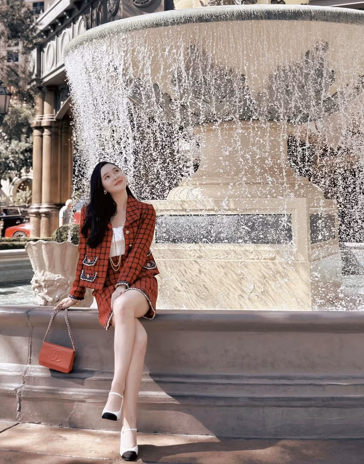 Cô nàng tận dụng loạt trang phục nữ tính, thanh lịch để khoe khéo lợi thế hình thể đẹp.