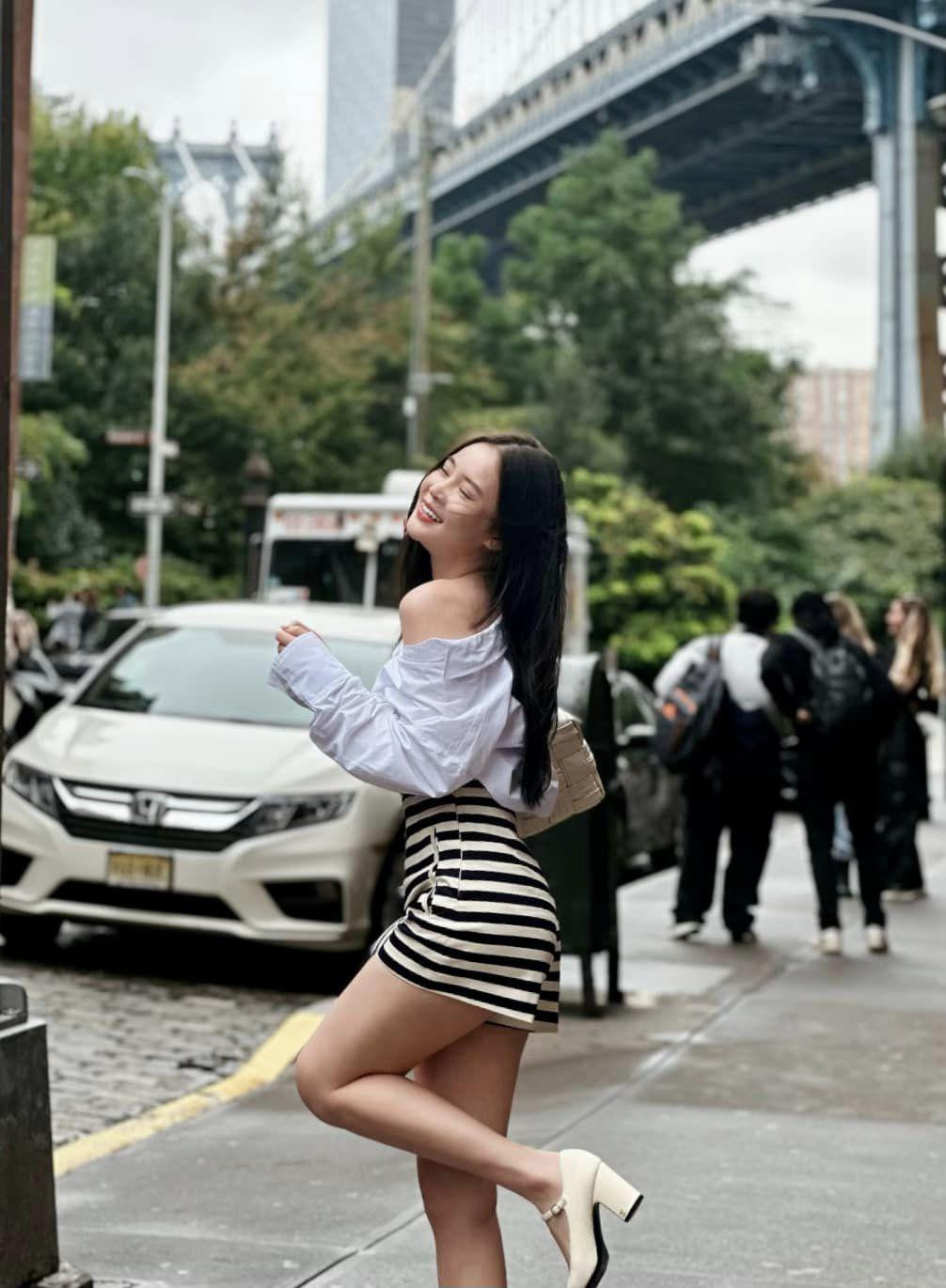 Thái Thảo Nguyên nổi bật với làn da trắng mịn cùng vòng eo thon gọn.