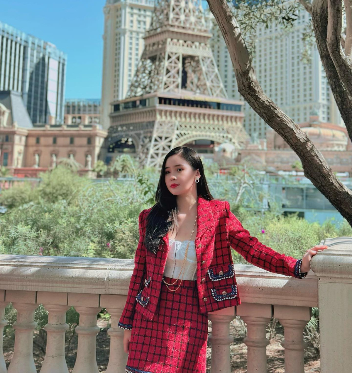 Dù không tiết lộ cụ thể giá của từng item những với mỗi outfit, Thái Thảo Nguyên luôn tạo điểm nhấn bằng những phụ kiện đắt đỏ.