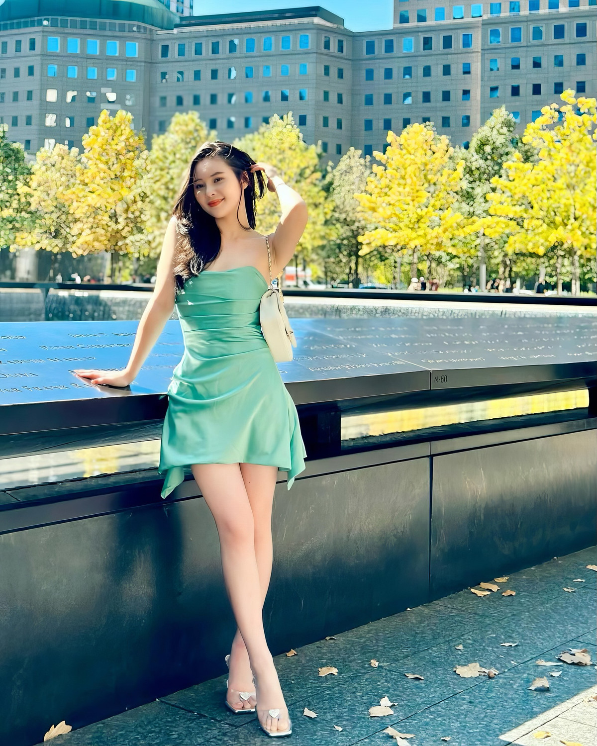 Bên cạnh nhan sắc thì phong cách thời trang tôn hình thể một cách khéo léo của Thái Thảo Nguyên cũng gây chú ý không kém.