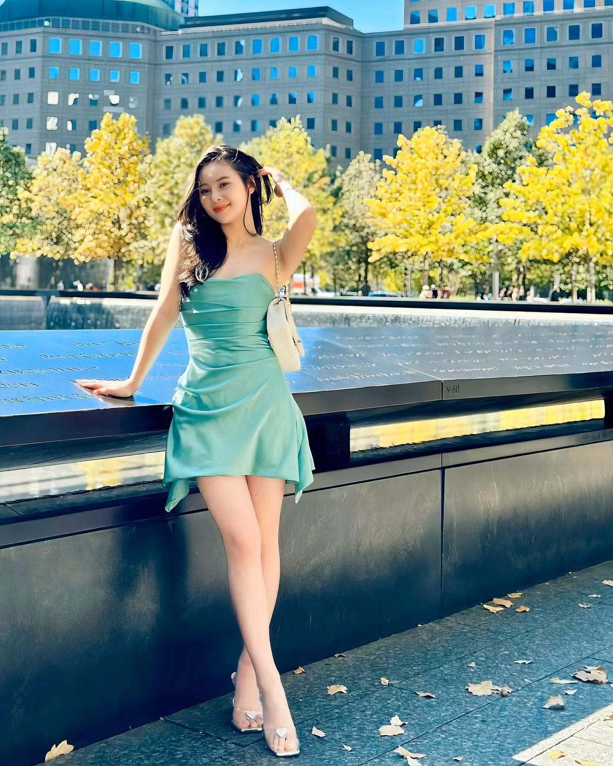 Bên cạnh nhan sắc thì phong cách thời trang tôn hình thể một cách khéo léo của Thái Thảo Nguyên cũng gây chú ý không kém.