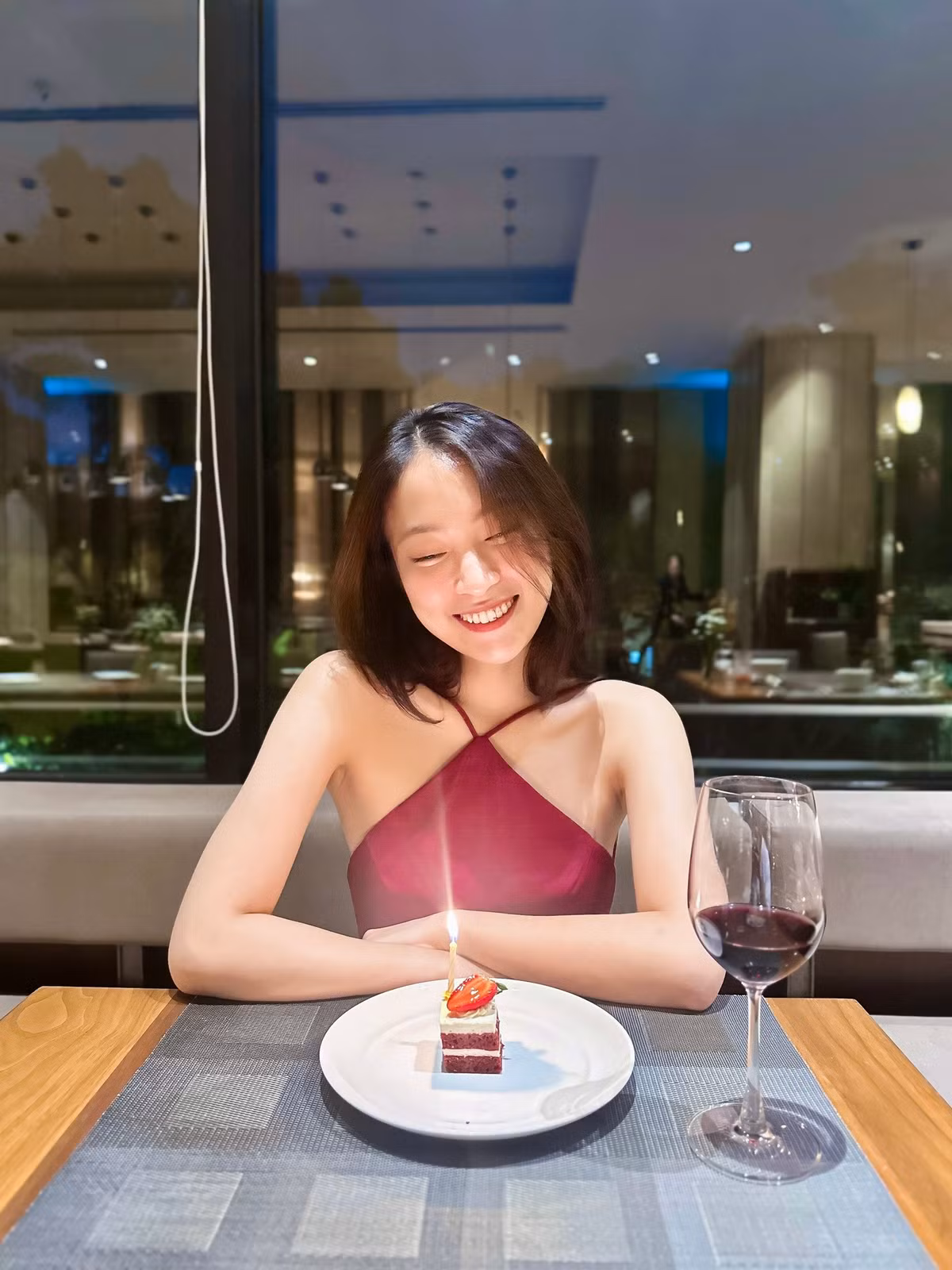 Đây là lần hiếm hoi nữ MC diện trang phục hở hang bởi cô từng chia sẻ mẹ cô rất không thích con gái ăn mặc hơi hở và cô thì vốn luôn nghe lời mẹ.