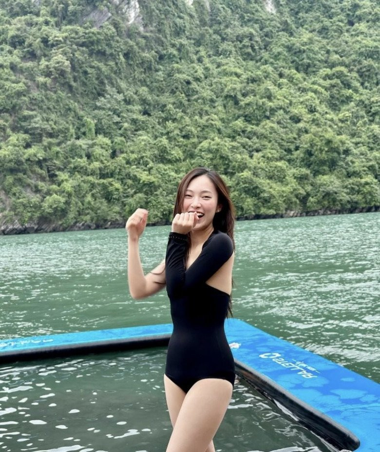 Trong một bài đăng mới đây, "hot girl 7 thứ tiếng" Khánh Vy bất ngờ gây chú ý khi đăng tải một bức ảnh diện bikini lên mạng xã hội.