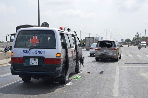 Xe cứu thương gây tai nạn liên hoàn, bệnh nhân hết hồn Xe cúu thuong gay tai nan lien hoan, benh nhan het hon