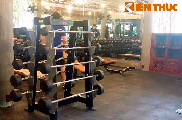 Một người dân địa phương cho biết: “Võ đường này do diễn viễn Johnny Trí Nguyễn lập cách đây khoảng 4 năm rồi, thu hút rất đông các bạn trẻ đến học".