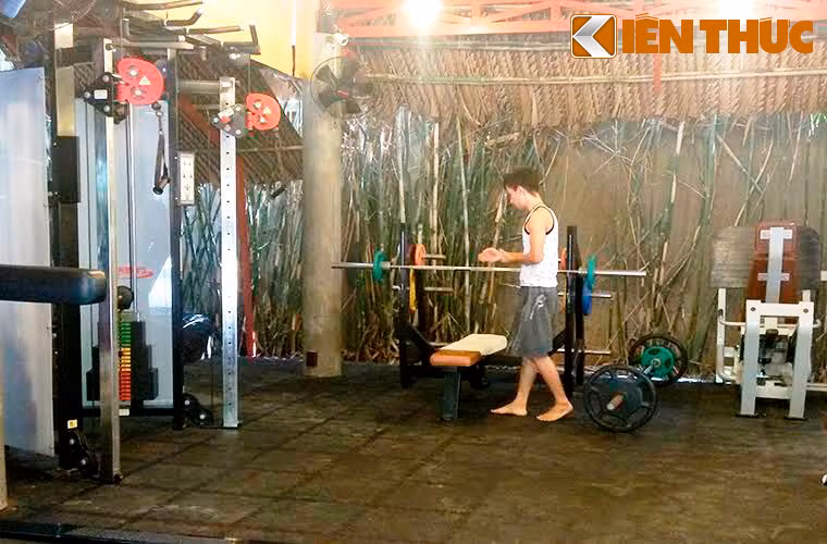 Võ đường do Johnny Trí Nguyễn thành lập trên khu đất rộng gần 2.000 m2 ở huyện Nhà Bè. Trung tâm được xây kiểu dân dã với vách đất, mái lá.