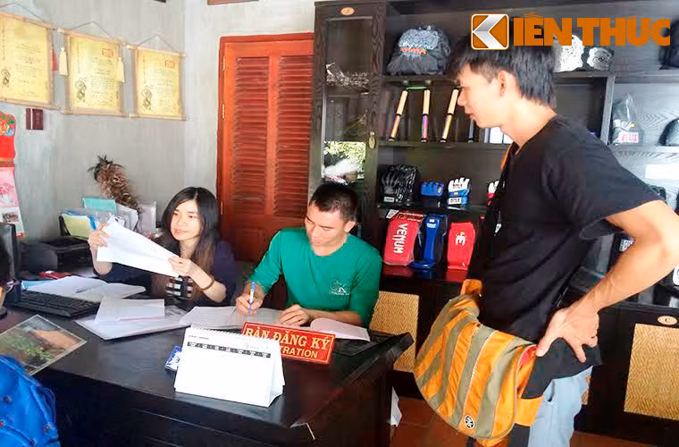 Sáng 22/9, theo ghi nhận của PV Kiến Thức, tại võ đường mọi hoạt động của các lớp võ ở đây vẫn diễn ra bình thường, nhiều học viên vẫn đến tham gia hoặc đăng kí học võ. 