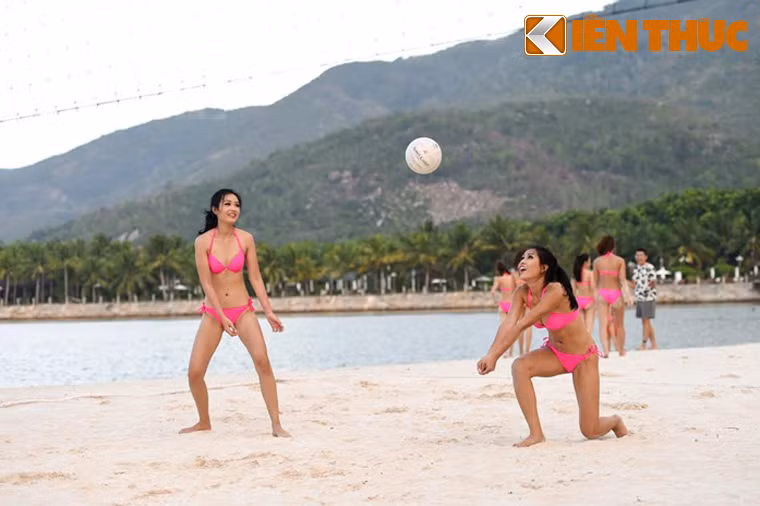 Các người đẹp hào hứng tham gia hoạt động thể thao.