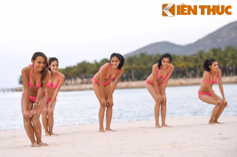 Thí sinh Ngô Thị Quỳnh Mai (803) vốn là vận động viên thể hình, đã hướng dẫn các bạn khác những động tác khởi động cơ thật tốt trước khi chơi bóng chuyền.