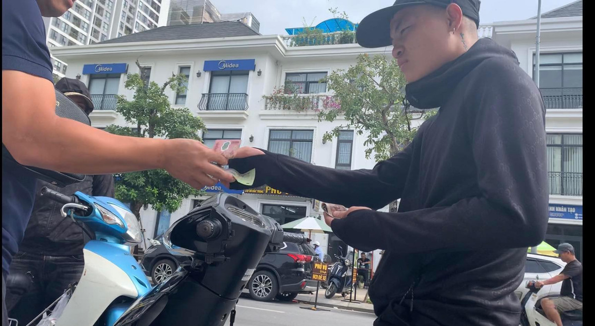 Ha Noi: Bai trong giu xe het giay phep, Cty Huu Duc Tri van thu tien