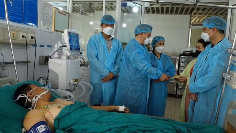 Chien si cong an bi ngat khi o dam chay 3 nguoi tu vong