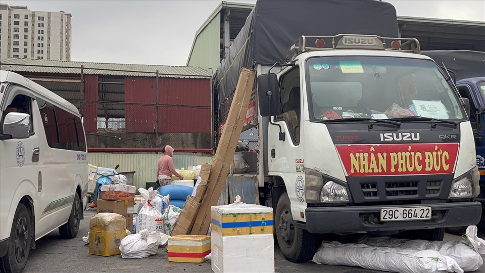  Từ 1/9, gửi hàng xe khách phải cung cấp đầy đủ, chính xác 6 thông tin: Đơn vị kinh doanh vận tải hành khách, lái xe, nhân viên phục vụ trên xe (nếu có) khi nhận hàng hóa ký gửi xe ô tô (người gửi hàng hóa không đi theo xe) phải yêu cầu người gửi hàng hóa cung cấp đầy đủ, chính xác các thông tin về: Tên hàng hóa, cân nặng (nếu có), họ và tên, địa chỉ, số chứng minh thư nhân dân/số thẻ căn cước công dân, số điện thoại liên hệ của người gửi và người nhận.