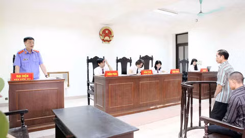  Cản trở hoạt động tố tụng bị phạt tiền đến 80 triệu đồng: Pháp lệnh số 02/2022/UBTVQH15 của Ủy ban Thường vụ Quốc hội về xử phạt vi phạm hành chính đối với hành vi cản trở hoạt động tố tụng có hiệu lực từ ngày 1/9/2022. Theo đó, mức phạt tiền tối đa đối với mỗi hành vi cản trở hoạt động tố tụng của cá nhân là 40 triệu đồng, của tổ chức là 80 triệu đồng.