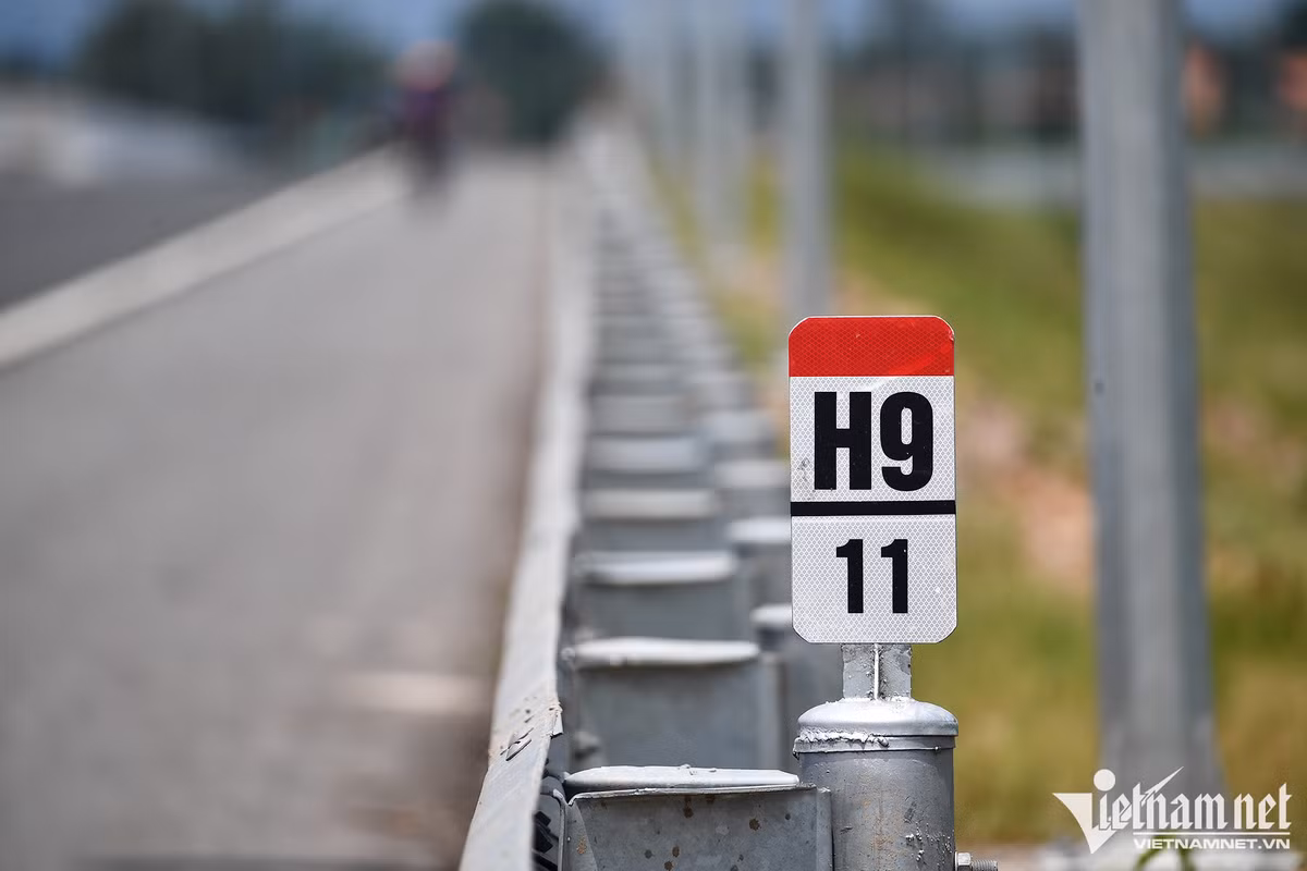  12. Cao tốc Hạ Long - Vân Đồn có chiều dài gần 60km đi qua địa bàn TP Hạ Long - Hoành Bồ - Cẩm Phả nối với Cảng hàng không quốc tế Vân Đồn. Với tổng vốn đầu tư hơn 12.000 tỷ đồng theo hình thức đối tác công - tư, dự án được thiết kế 4 làn xe, 2 làn dừng khẩn cấp, tốc độ tối đã 100km/h. Đây là tuyến cao tốc chiến lược của Quảng Ninh, xuyên suốt, kết nối các sân bay quốc tế phía Bắc, trục kinh tế trọng điểm gồm: Nội Bài (Hà Nội) - Cát Bi (Hải Phòng) - Vân Đồn (Quảng Ninh).