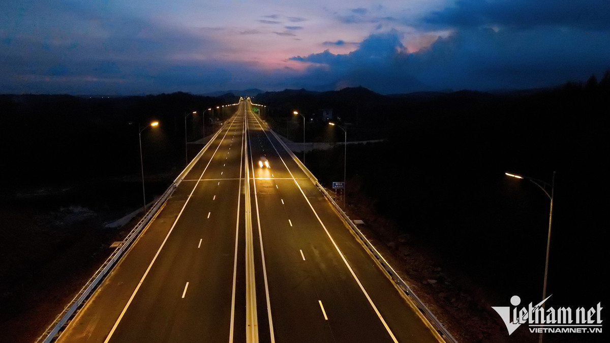 Theo quy hoạch phát triển mạng đường bộ cao tốc Việt Nam đến năm 2020 và tầm nhìn năm 2030 đã được Thủ tướng Chính phủ phê duyệt, tuyến đường bộ cao tốc Bắc - Nam kéo dài từ Lạng Sơn đến Cà Mau dài khoảng 2.109km đã khai thác và đang xây dựng một số đoạn dài 601km. T