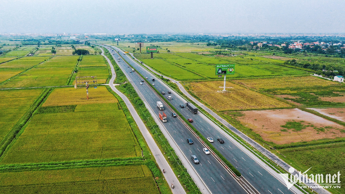  7. Cao tốc Cầu Giẽ - Ninh Bình. Dự án đường cao tốc Cầu Giẽ - Ninh Bình có chiều dài toàn tuyến 50km, điểm đầu tại Km210 trên quốc lộ 1A (nút giao Đại Xuyên) thuộc địa phận Hà Nội, điểm cuối tuyến tại Km260+030 (nút giao Cao Bồ) trên quốc lộ 10 đoạn nối Ninh Bình - Phát Diệm.