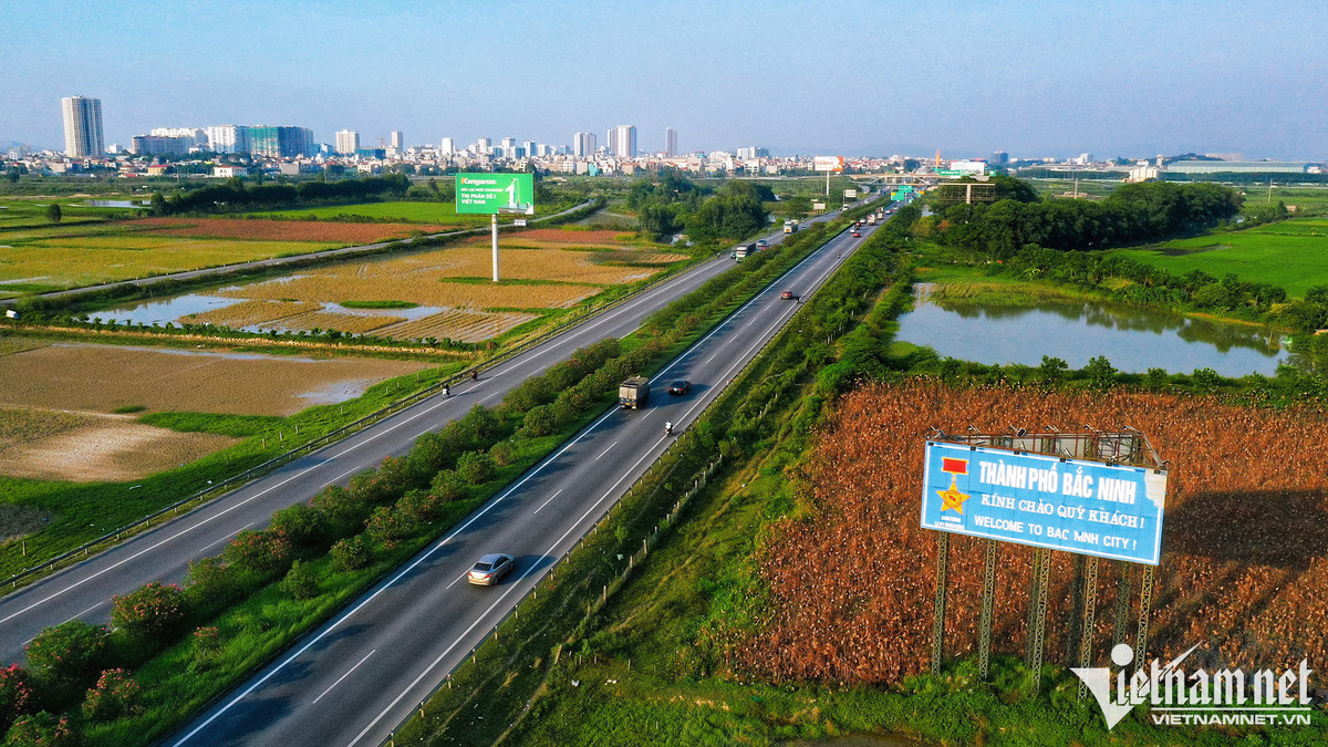  3. Cao tốc Bắc Giang - Lạng Sơn có tổng mức đầu tư 12.189 tỷ đồng, bao gồm 2 hợp phần: Quốc lộ 1 qua Bắc Giang dài 110km và cao tốc Bắc Giang - Lạng Sơn dài 64km. Dự án có điểm đầu tại Km45+100, giao cắt với quốc lộ 1 tại xã Mai Sao, huyện Chi Lăng (Lạng Sơn) và điểm cuối tại Km108+500, nối với quốc lộ 1 đoạn Hà Nội - Bắc Giang. Cao tốc rộng 25m, gồm 4 làn xe và 2 làn dừng khẩn cấp, vận tốc thiết kế 100 km/h. Đây là tuyến là một trong 7 tuyến xuyên tâm kết nối các tỉnh với Hà Nội.