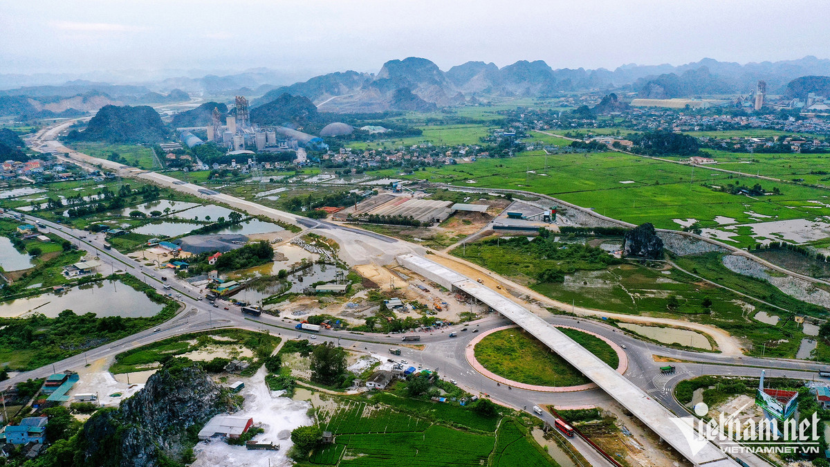  10. Cao tốc Hà Nội - Hải Phòng dài 105km, điểm đầu giao cắt với vành đai 3 (cách cầu Thanh Trì 1km về phía Bắc Ninh) thuộc phường Thạch Bàn (quận Long Biên, Hà Nội), điểm cuối tại cảng Ðình Vũ (quận Hải An, Hải Phòng). Công trình có tổng vốn đầu tư 45.487 tỷ đồng do Tổng công ty Phát triển hạ tầng và đầu tư tài chính Việt Nam đầu tư.