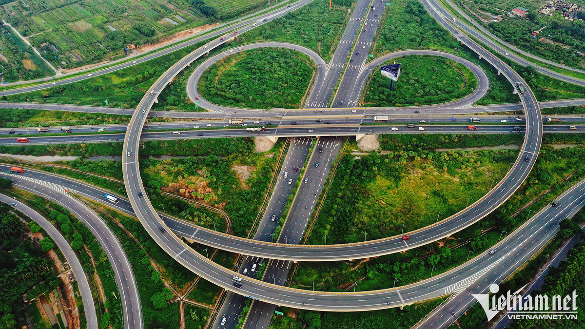  11. Cao tốc Hải Phòng - Hạ Long chiều dài toàn tuyến 25,2km, kết thúc tại quốc lộ 18, phường Đại Yên, TP Hạ Long (Quảng Ninh). Công trình có thiết kế tốc độ toàn tuyến 100km/h, từ khi đưa vào sử dụng giúp rút ngắn quãng đường lưu thông giữa Hạ Long và Hà Nội giảm từ 180km còn 130km, thời gian đi ôtô chỉ còn 1,5 tiếng.