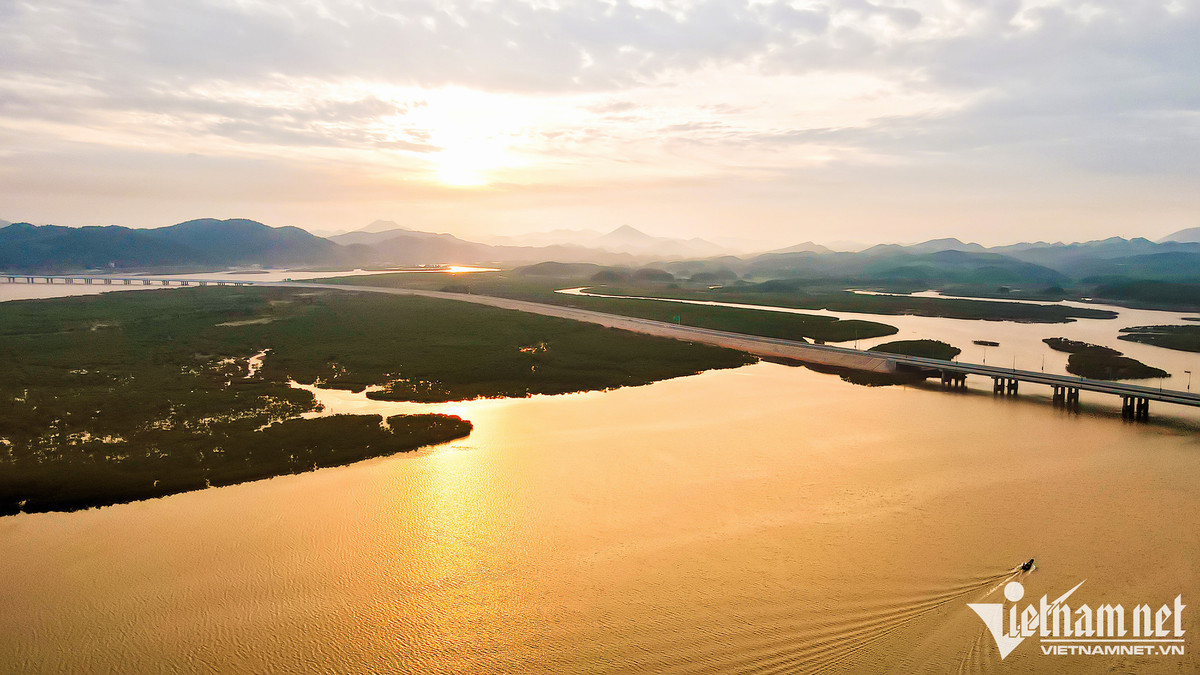 Công trình được đầu tư bằng hình thức BOT, là tuyến nằm trong dự án cao tốc trị giá hơn 12.000 tỷ, dài 80km nối sân bay Vân Đồn, khu kinh tế Vân Đồn với Khu kinh tế cửa khẩu Móng Cái. Kể từ tháng 9 năm nay, thời gian từ Vân Đồn đi Móng Cái chỉ còn 50 phút thay vì 2 giờ, góp phần hoàn thiện tuyến cao tốc từ Lào Cai đi qua Hà Nội, Hải Phòng đến TP Móng Cái (Quảng Ninh), tạo thành tuyến liền mạch xuyên tỉnh dài nhất Việt Nam. (Hình ảnh tại vòng xoay cuối cao tốc tại địa phận TP Móng Cái).