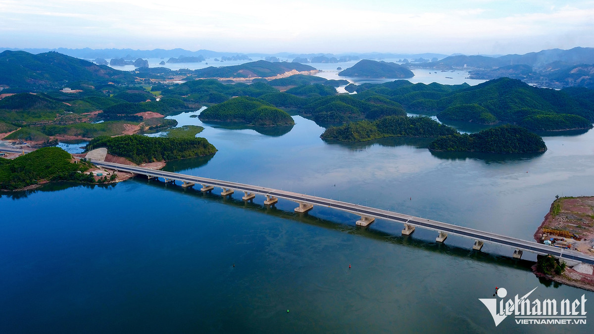  13. Cao tốc Vân Đồn - Móng Cái được thực hiện theo hình thức đối tác công tư (PPP), tổng vốn 11.195 tỷ đồng, thông xe hôm 1/9. Điểm đầu của dự án tiếp nối với cao tốc Hạ Long - Vân Đồn, đi qua các huyện Vân Đồn, Tiên Yên, Đầm Hà, Hải Hà, điểm cuối nối với đường dẫn cầu Bắc Luân II tại TP Móng Cái. Tuyến cao tốc này dài 80,23km, rộng 25,25m, 4 làn xe, tốc độ tối đa 100km/h, sau đó được điều chỉnh theo hướng tách thành hai dự án độc lập, tăng vận tốc tối đa từ 100 lên 120km/h. Theo đó, tuyến Vân Đồn - Tiên Yên dài 16,8km được triển khai theo hình thức đầu tư công, tổng mức đầu tư 3.658 tỷ đồng. Còn đoạn từ Tiên Yên tới Móng Cái dài 63,26km, triển khai theo hình thức đối tác công tư (PPP), hợp đồng BOT, tổng mức đầu tư 9.113 tỷ đồng.