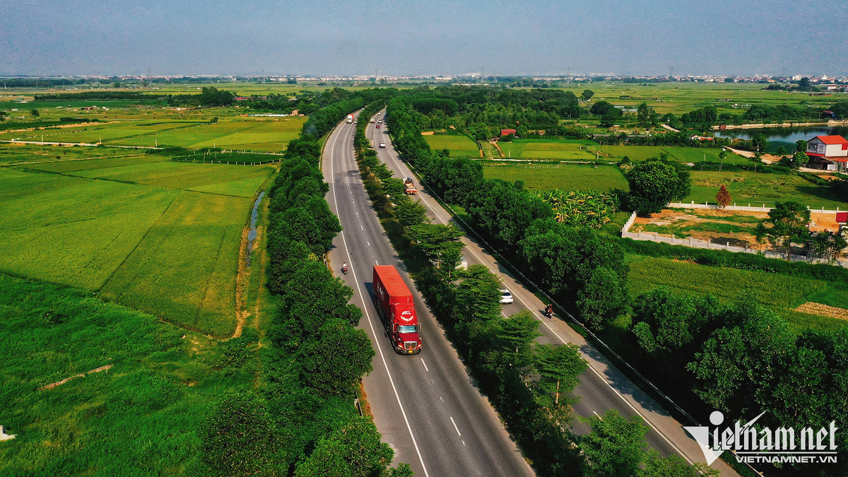  5. Cao tốc Hà Nội - Thái Nguyên được khởi công từ tháng 11/2009, thông xe vào tháng 1/2014. Dự án có tổng chiều dài 63,8km đi qua ba địa phương là Hà Nội, Bắc Ninh, Thái Nguyên, với 18 cầu trên tuyến chính (dài 2,7 km), 15 cầu vượt đường ngang.