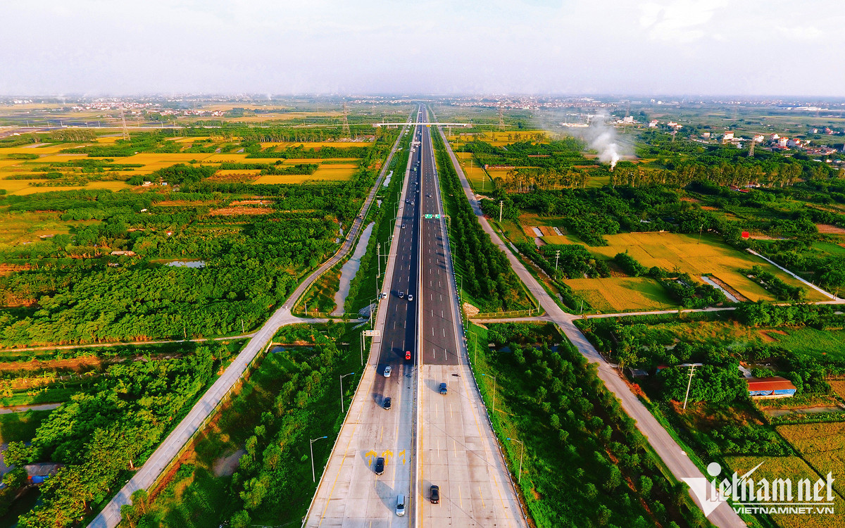 Đây là tuyến cao tốc đầu tiên trên cả nước có 6 làn xe, 2 làn dừng khẩn cấp, với nhiều trang thiết bị công nghệ mới hiện đại. Trên tuyến có 39 vị trí giao cắt là cầu vượt hoặc hầm chui, 106 cống dân sinh và 164km đường gom hai bên để kết nối các đường dân sinh địa phương.