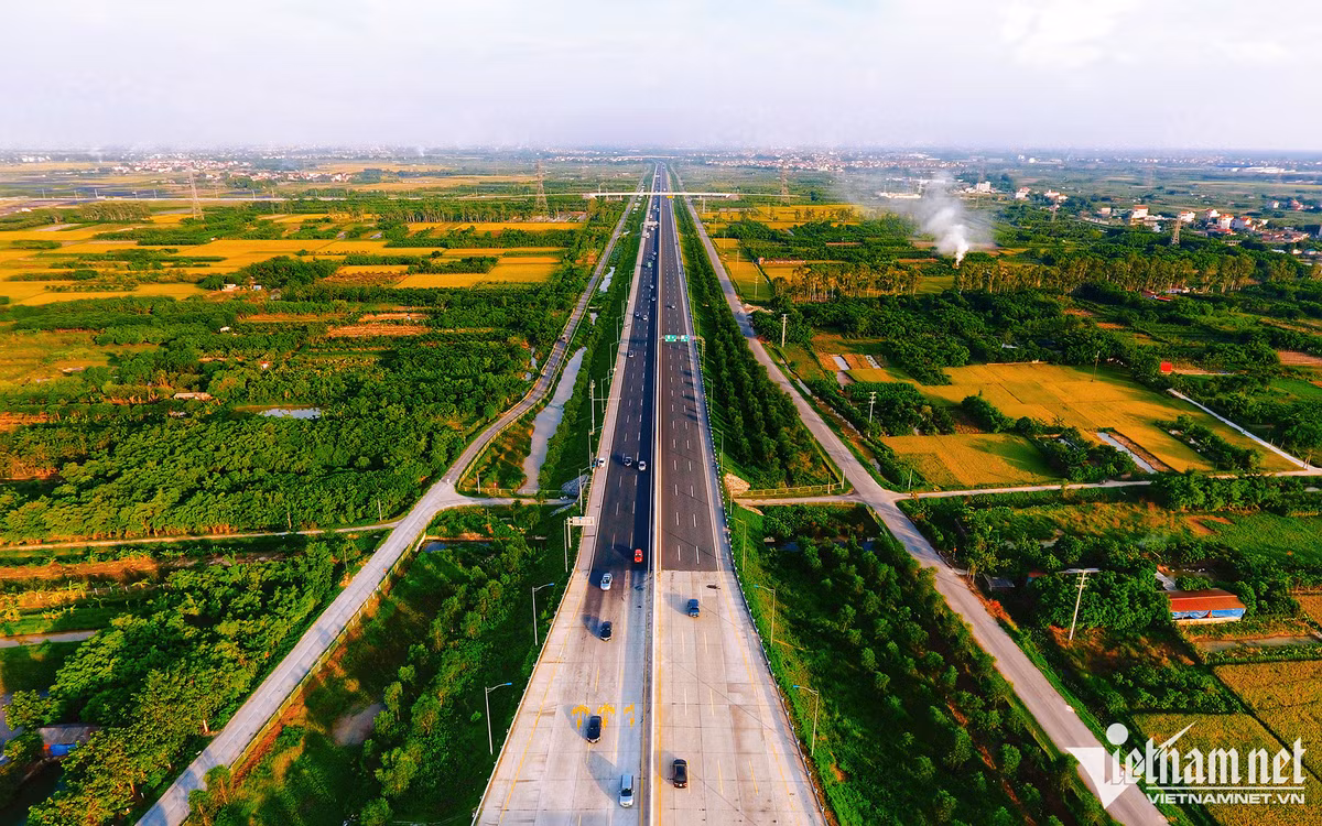 Đây là tuyến cao tốc đầu tiên trên cả nước có 6 làn xe, 2 làn dừng khẩn cấp, với nhiều trang thiết bị công nghệ mới hiện đại. Trên tuyến có 39 vị trí giao cắt là cầu vượt hoặc hầm chui, 106 cống dân sinh và 164km đường gom hai bên để kết nối các đường dân sinh địa phương.