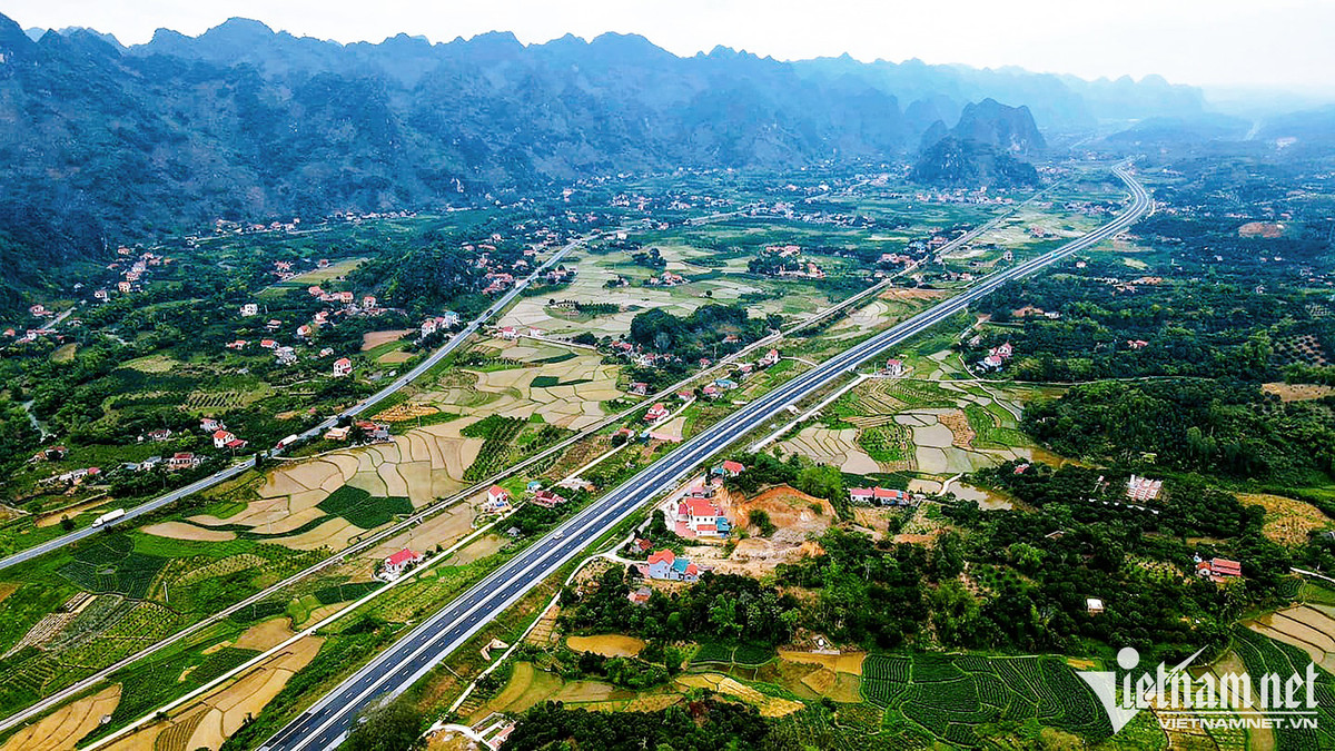  4. Cao tốc Nội Bài - Bắc Ninh có chiều dài 31km, điểm đầu tại Nội Bài (Hà Nội), điểm cuối tại địa phận Bắc Ninh. Đoạn đường này trùng với quốc lộ 18, thiết kế 4 làn xe. Dự án được khởi công xây dựng năm 1998, hoàn thành và thông xe vào năm 2002.
