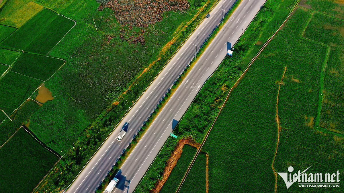 Công trình có tổng vốn đầu tư 4.200 tỷ đồng theo hình thức BOT, được thiết kế theo tiêu chuẩn đường cao tốc, 4 làn xe, tốc độ cho phép 100km/h, khánh thành từ tháng 1/2016.