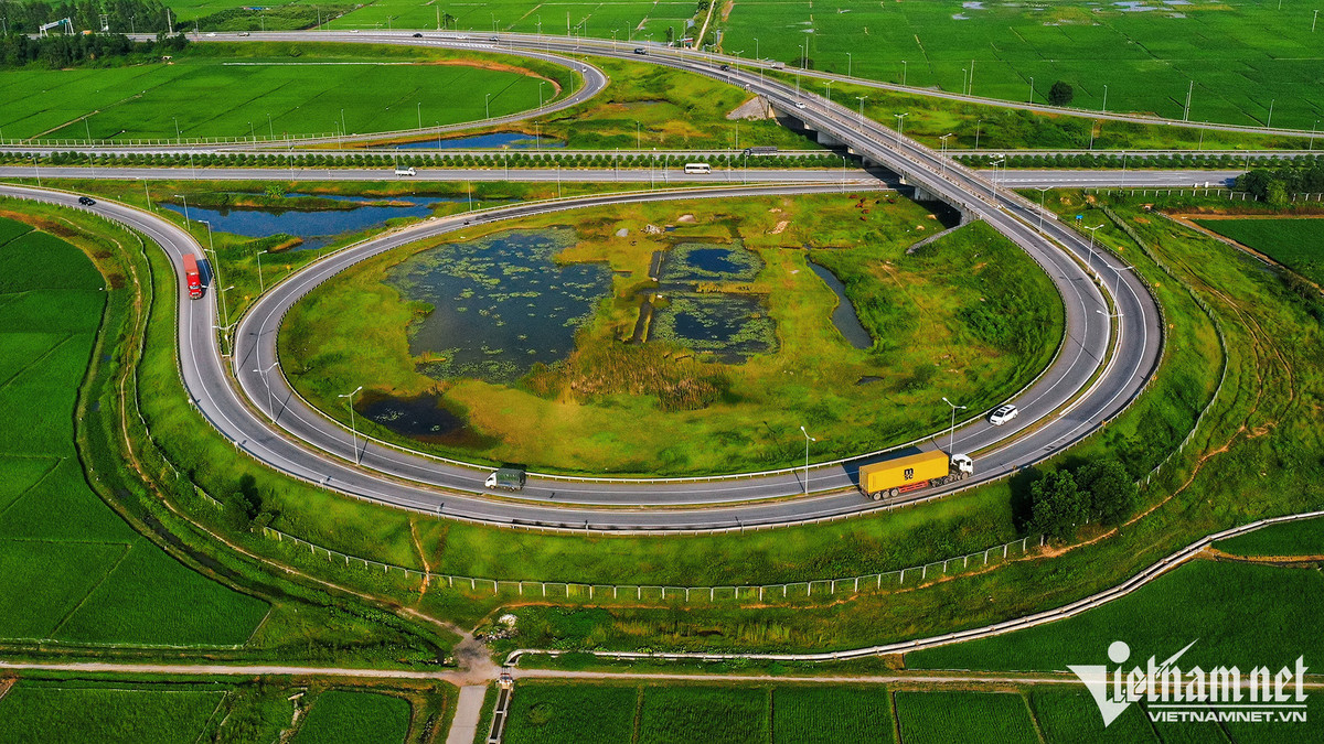  6. Pháp Vân - Cầu Giẽ là một trong những tuyến cao tốc ở phía Bắc kết nối từ Hà Nội đi các tỉnh được xây dựng sớm. Công trình được khởi công năm 1998, hoàn thành giai đoạn 1 vào năm 2002, sau đó phải trải qua nhiều lần duy tu, bảo dưỡng, sửa chữa, nâng cấp mặt đường.