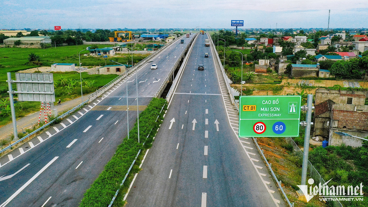  9. Cao tốc Mai Sơn - Quốc lộ 45 dài 63,37km qua hai tỉnh Ninh Bình và Thanh Hóa, là một dự án thành phần thuộc dự án đường cao tốc Bắc - Nam phía Đông giai đoạn 2017-2020. Công trình có tổng mức đầu tư 12.111 tỷ đồng, được khởi công ngày cuối tháng 9/2020.