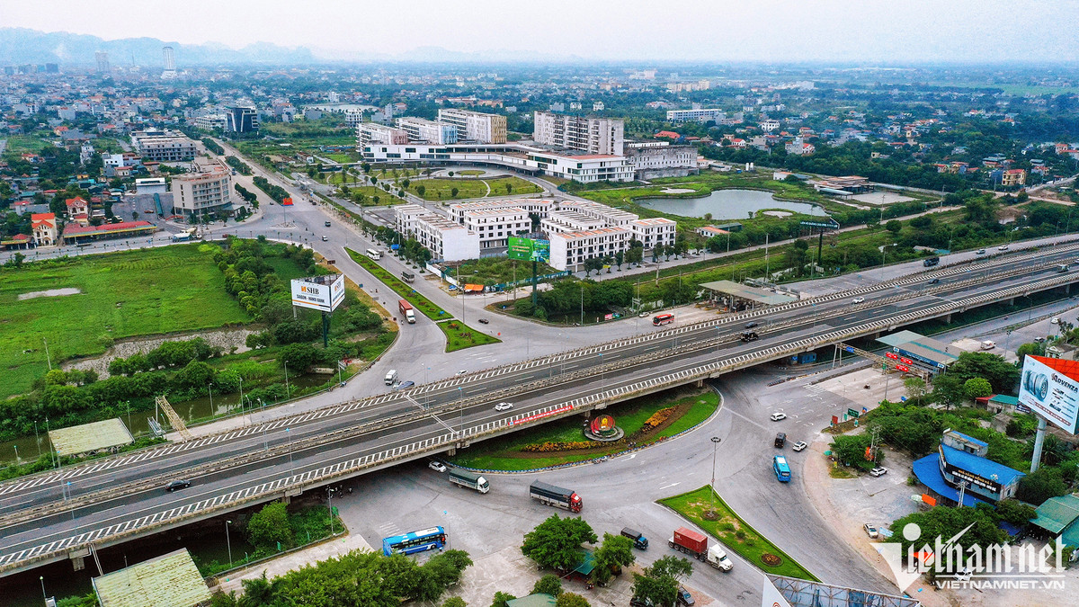  8. Cao tốc Cao Bồ - Mai Sơn có ý nghĩa hết sức quan trọng, là dự án đầu tiên trong 11 dự án thành phần cao tốc Bắc - Nam giai đoạn 2017 - 2020 thông xe, nối liền tuyến đường cao tốc Cầu Giẽ - Ninh Bình, góp phần hoàn thiện toàn bộ tuyến đường bộ cao tốc Bắc - Nam phía Đông. Dự án có tổng mức đầu tư 1.607 tỷ đồng, sử dụng nguồn vốn trái phiếu Chính phủ bố trí cho các dự án quan trọng quốc gia theo Nghị quyết số 26/2016/QH14 của Quốc hội.