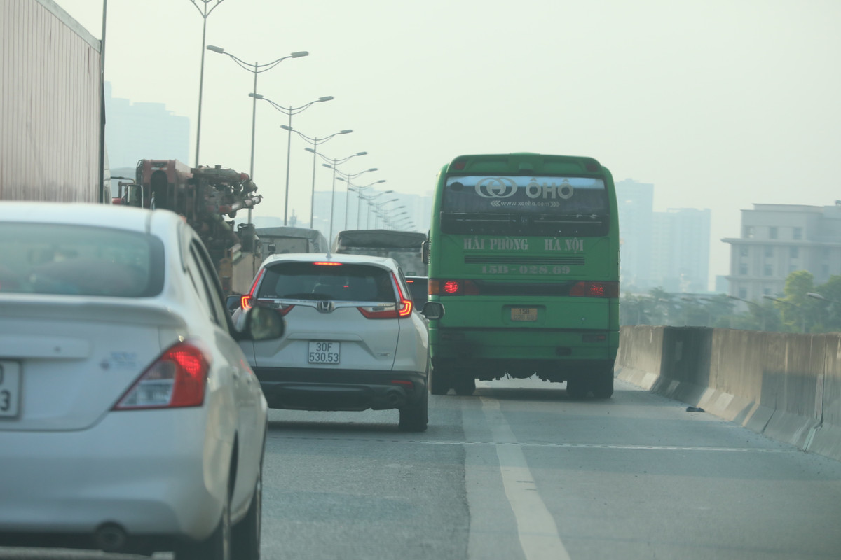 Làn dừng khẩn cấp là không gian để các xe gặp sự cố có thể di chuyển vào và dừng lại một cách an toàn, không ảnh hưởng đến dòng xe chạy tốc độ cao ở các làn chính. Ngoài ra, làn dừng khẩn cấp cũng là làn xe được trưng dụng bởi các xe ưu tiên (như xe cứu hỏa, xe công an, xe cứu thương) khi đang thực hiện nhiệm vụ.