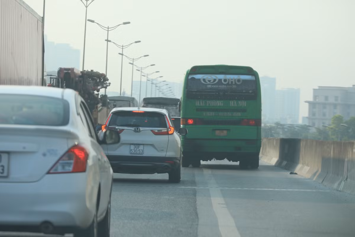 Làn dừng khẩn cấp là không gian để các xe gặp sự cố có thể di chuyển vào và dừng lại một cách an toàn, không ảnh hưởng đến dòng xe chạy tốc độ cao ở các làn chính. Ngoài ra, làn dừng khẩn cấp cũng là làn xe được trưng dụng bởi các xe ưu tiên (như xe cứu hỏa, xe công an, xe cứu thương) khi đang thực hiện nhiệm vụ.