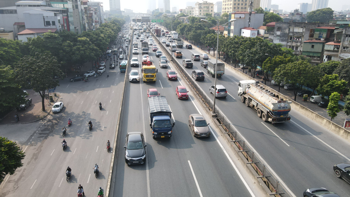 Vào các giờ cao điểm, các xe "nối đuôi" nhau di chuyển trên làn khẩn cấp thành hàng dài. 