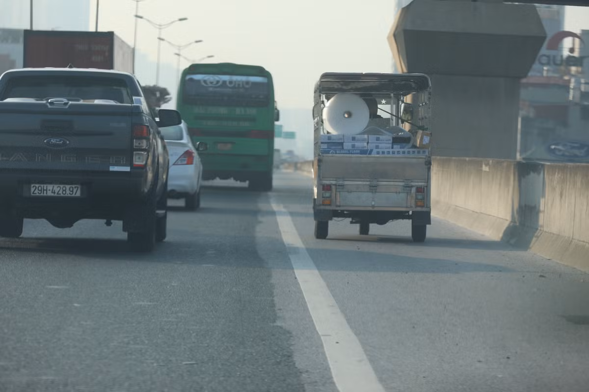 Đáng chú ý, trong số này, bên cạnh ô tô cá nhân còn có các xe khách, xe ba bánh...