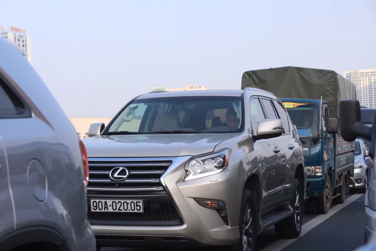 Một lái xe thường xuyên đi trên tuyến đường vành đai 3 cho biết, ngày nào cũng vậy, cả sáng lẫn chiều đều có hàng trăm xe đi vào làn dừng khẩn cấp.