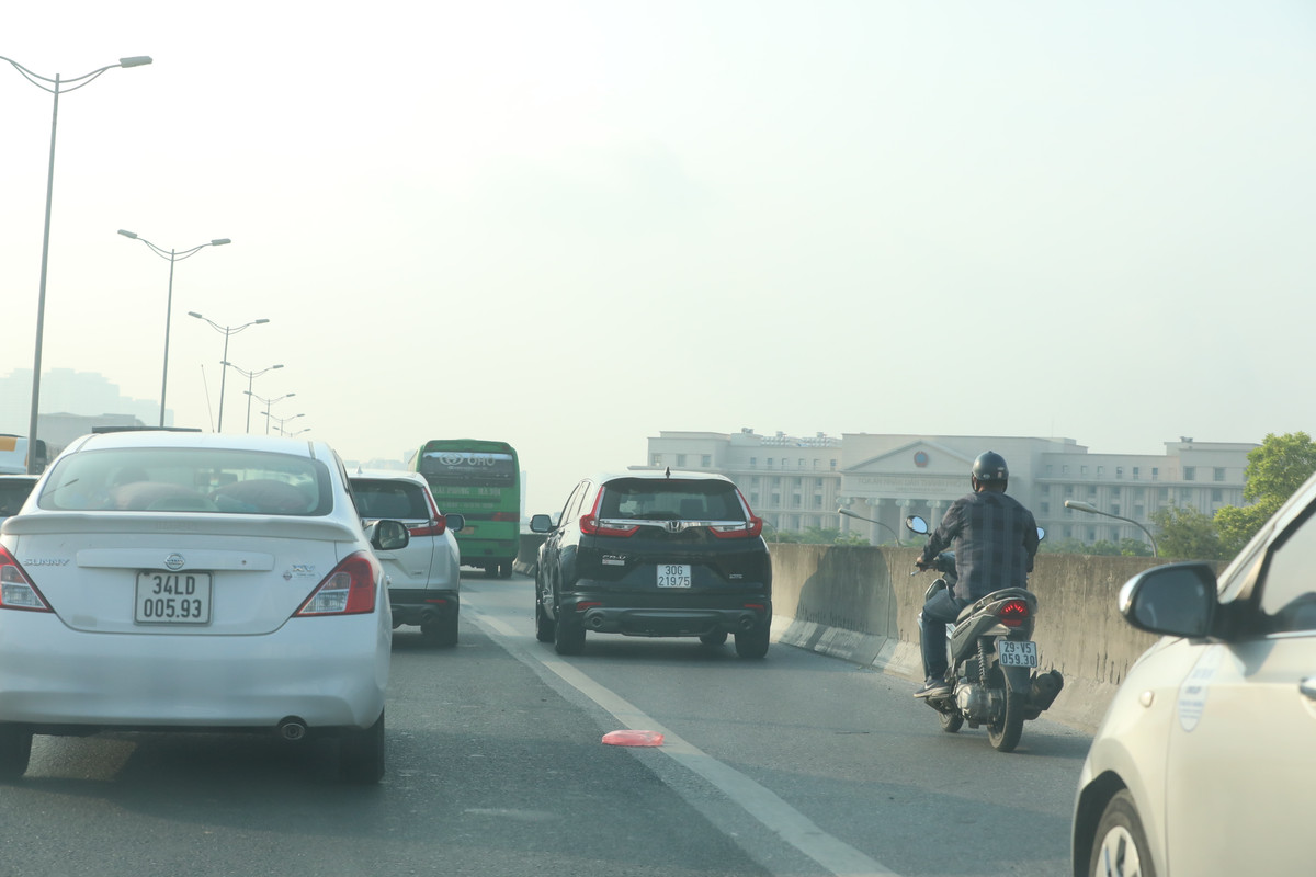 Bất chấp biển cấm lưu thông ở đầu tuyến và các lối vào, xe máy vẫn ngang nhiên di chuyển trên đường vành đai 3, thậm chí đi cả vào làn dừng khẩn cấp.